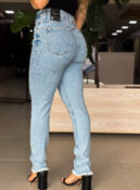 calça jeans acostamento