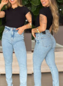 calça jeans acostamento